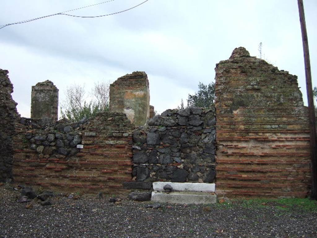VI.17.32  Pompeii. December 2005. Looking west across atrium, towards blocked doorway to north-east corner of peristyle.