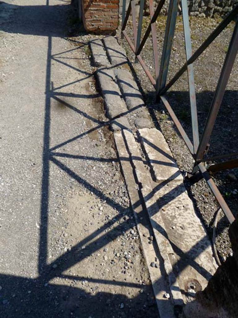 VI.17.33 Pompeii. May 2011. Looking south along line of threshold or sill of doorway.
Photo courtesy of Michael Binns.
