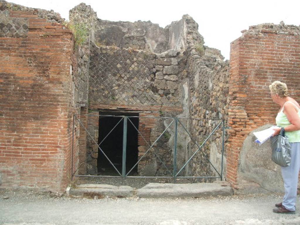 VI.17.34 Pompeii. May 2005. Looking west to entrance with 3 steps.
Found painted in red in December 1807, was the following electoral recommendation. It read �
C(aium) I(ulium) P(olybium) IIvir(um) i(ure) d(icundo) Aequanus    [CIL IV 133]
See Pagano, M. and Prisciandaro, R., 2006. Studio sulle provenienze degli oggetti rinvenuti negli scavi borbonici del regno di Napoli.  Naples : Nicola Longobardi.  (p.97)   PAH I, 2, 91. 
