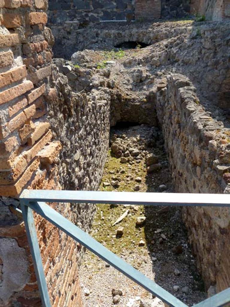 VI.17.35 Pompeii. May 2011. Looking west from entrance doorway. Photo courtesy of Michael Binns.
