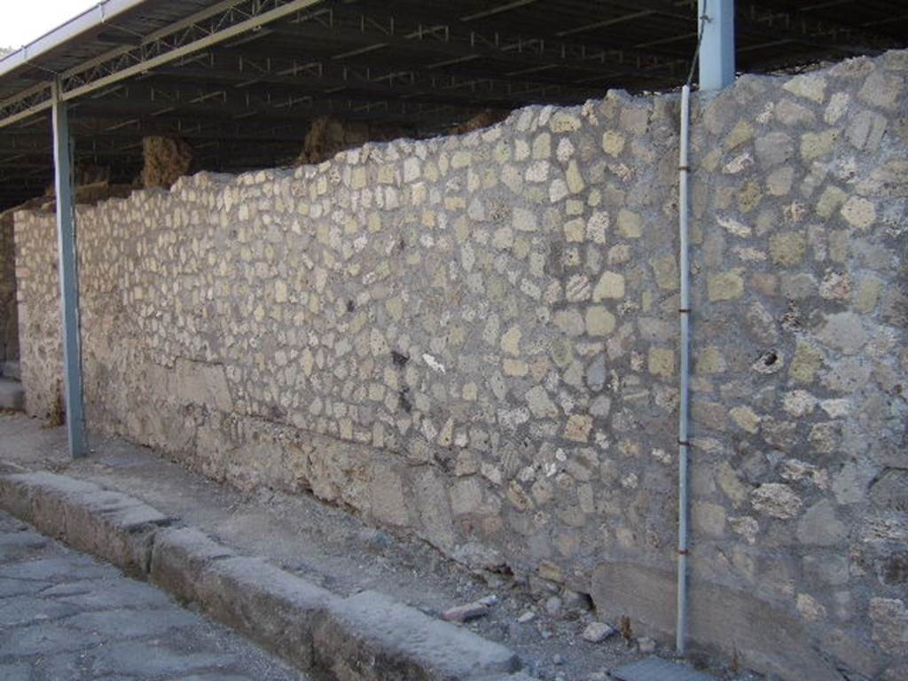 VI.17.c, VI.17.d, VI.17.e behind modern wall - (no number assigned), on north side of entrance in Vicolo del Farmacista. September 2005.