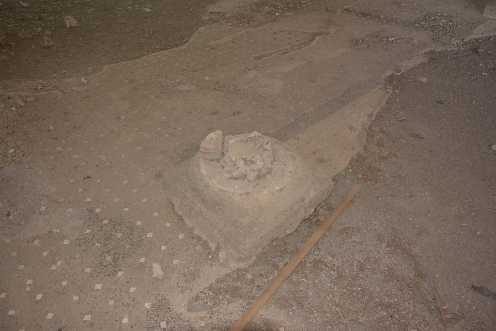 VI.17.41 Pompeii. September 2019. Atrium, column base on corner of impluvium.
Foto Annette Haug, ERC Grant 681269 D�COR.
