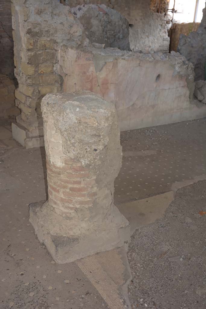 VI.17.41 Pompeii. September 2019. 
Atrium, part of remaining brick column with stucco covering, from north-west corner of impluvium.
Foto Annette Haug, ERC Grant 681269 D�COR.
