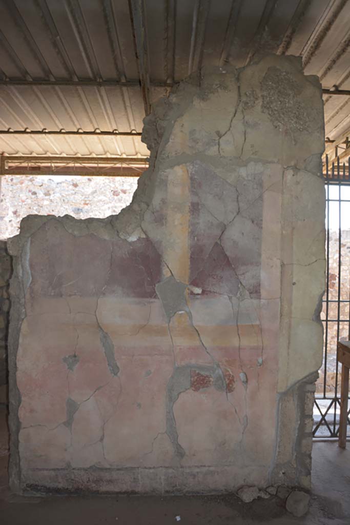 VI.17.41 Pompeii. September 2019. 
Painted decoration on north side of entrance doorway, on east side of atrium.
Foto Annette Haug, ERC Grant 681269 D�COR.
