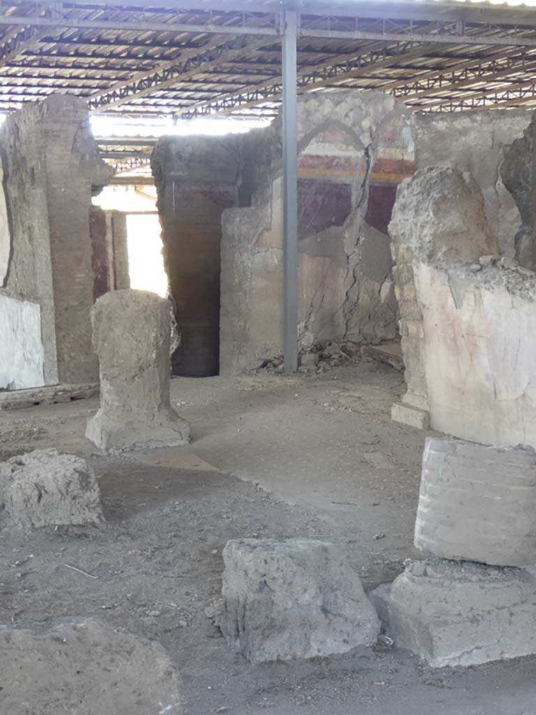 VI.17.41 Pompeii. September 2017. 
Looking north-west across impluvium in atrium towards doorway to small cubiculum and north ala. 
Foto Annette Haug, ERC Grant 681269 D�COR.
