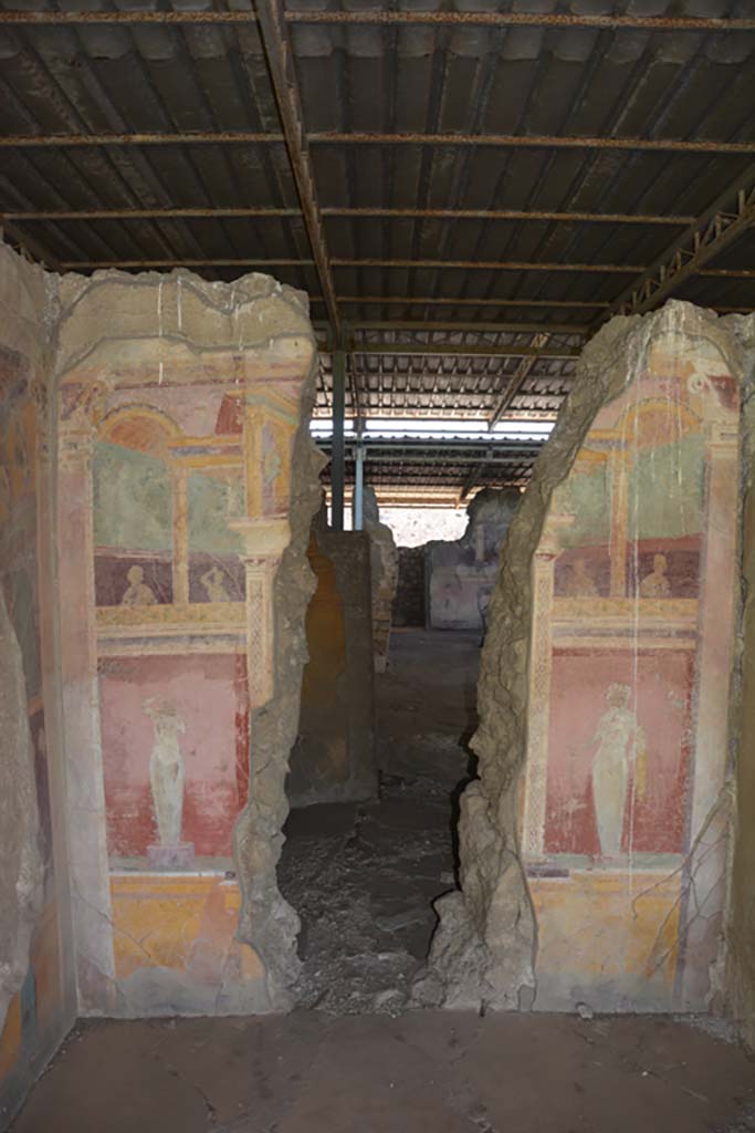 VI.17.41 Pompeii. September 2019. East wall of cubiculum 17.
Foto Annette Haug, ERC Grant 681269 D�COR.

