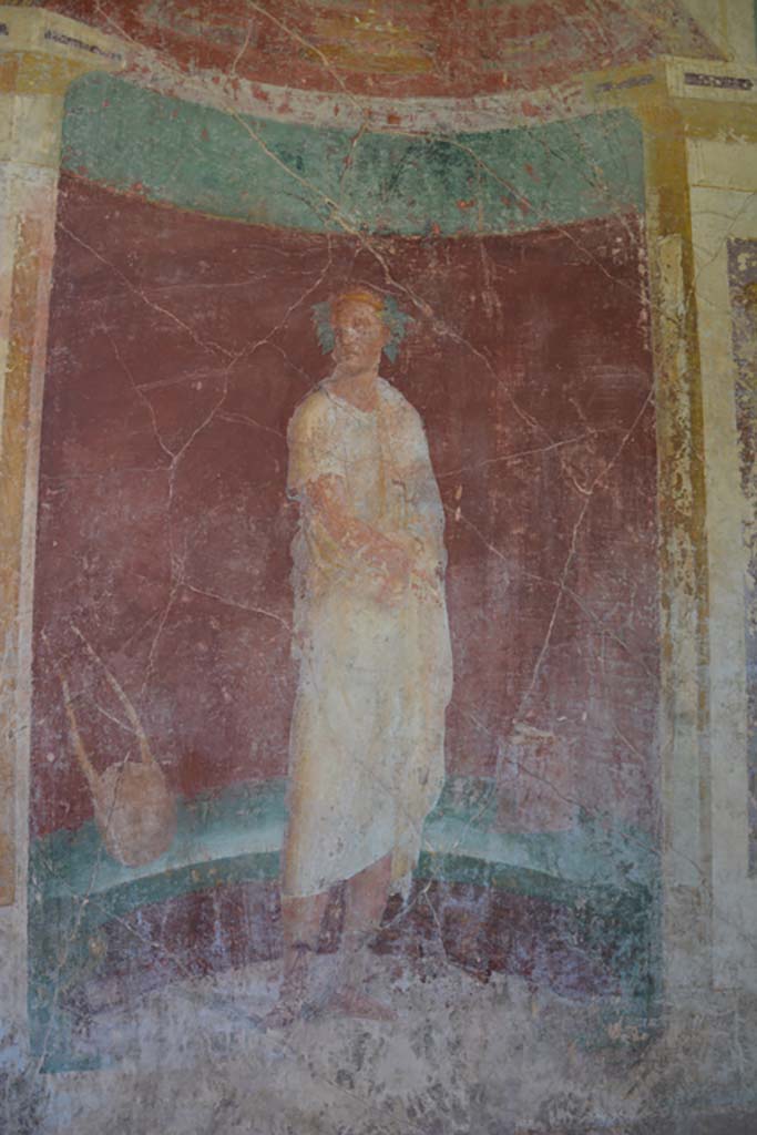 VI.17.41 Pompeii. September 2019. Detail of painted figure in centre of east wall of exedra 18.
Foto Annette Haug, ERC Grant 681269 D�COR.
