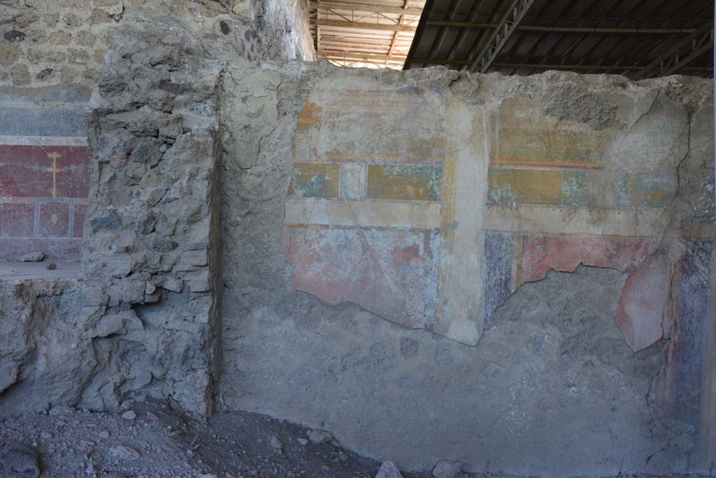 VI.17.41 Pompeii. September 2019.
Looking towards dividing wall between cubiculum of VI.17.36, on left, and triclinium 20 of VI.17.41, centre and right.
Foto Annette Haug, ERC Grant 681269 DÉCOR.