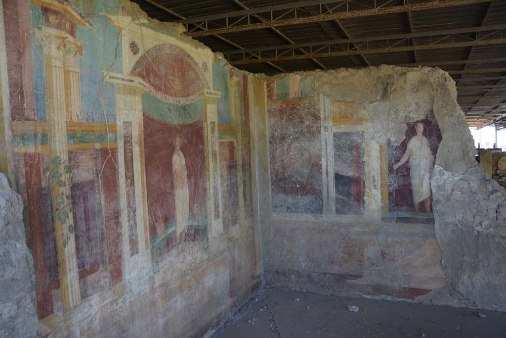 VI.17.41 Pompeii. September 2019. Looking south-east across exedra 18, from triclinium 20.
Foto Annette Haug, ERC Grant 681269 DÉCOR.