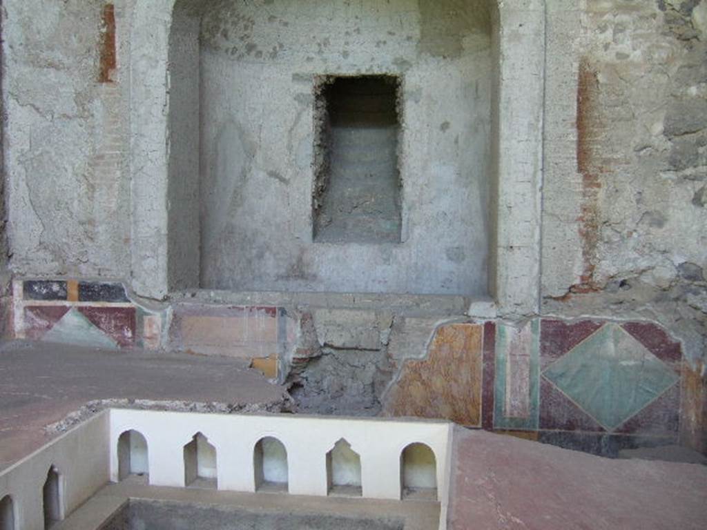 VI.17.42 Pompeii. May 2006. Summer triclinium 31, east wall at rear of triclinium.