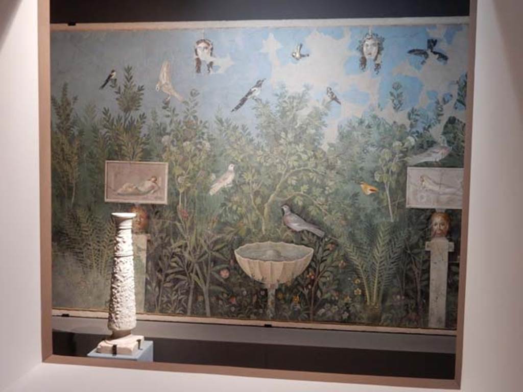 VI.17.42 Pompeii. May 2016. Oecus 32, part of garden fresco from north wall. Photo courtesy of Buzz Ferebee.
