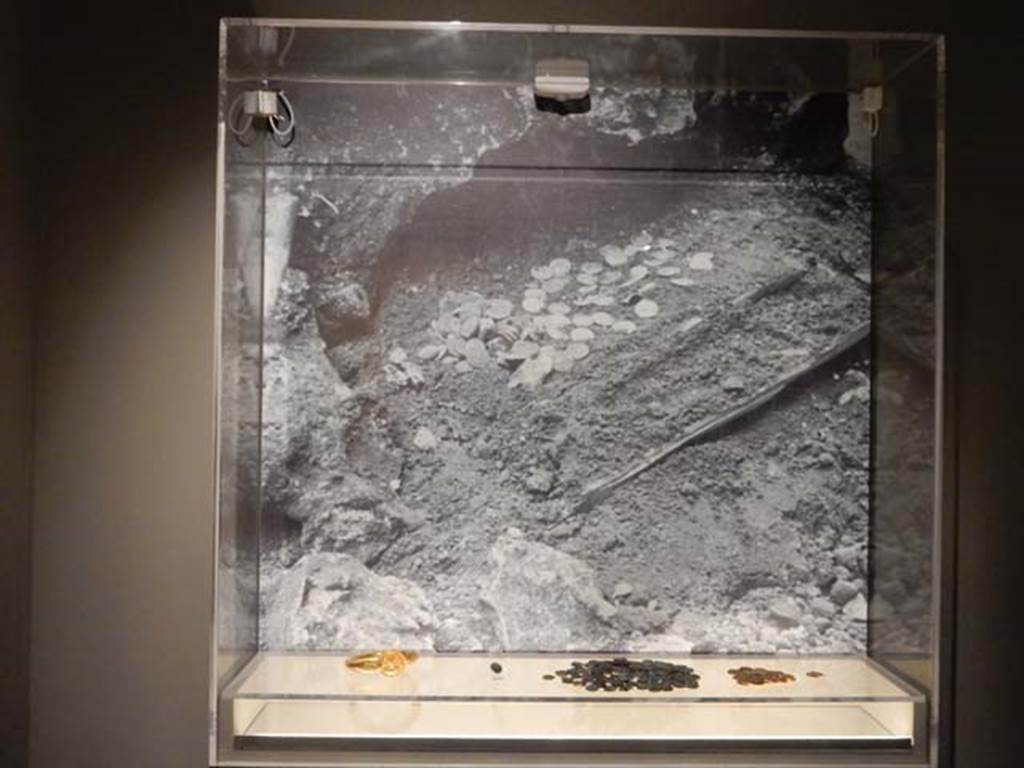 VI.17.42, Pompeii, May 2018. Display showing area where the bracelet and coins would have been found.
Photo courtesy of Buzz Ferebee.