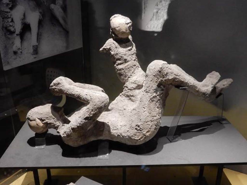 VI.17.42, Pompeii, May 2018. Plaster cast of a woman and child found in the corridor leading to the garden area.
Photo courtesy of Buzz Ferebee.