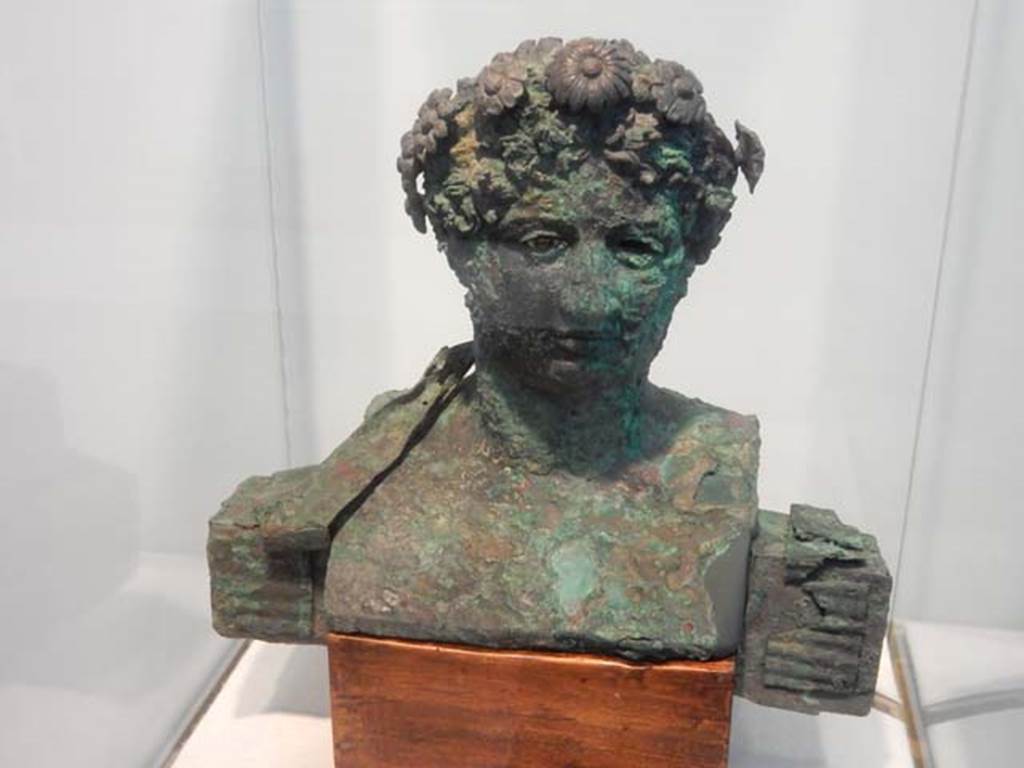 VII.16.17-22, Pompeii. May 2018. Bronze Herm discovered at Insula Occidentalis, the herm was damaged on its right side by the eruption.
Now in Boscoreale Antiquarium and Museum, inventory number: 13441.
Photo courtesy of Buzz Ferebee.