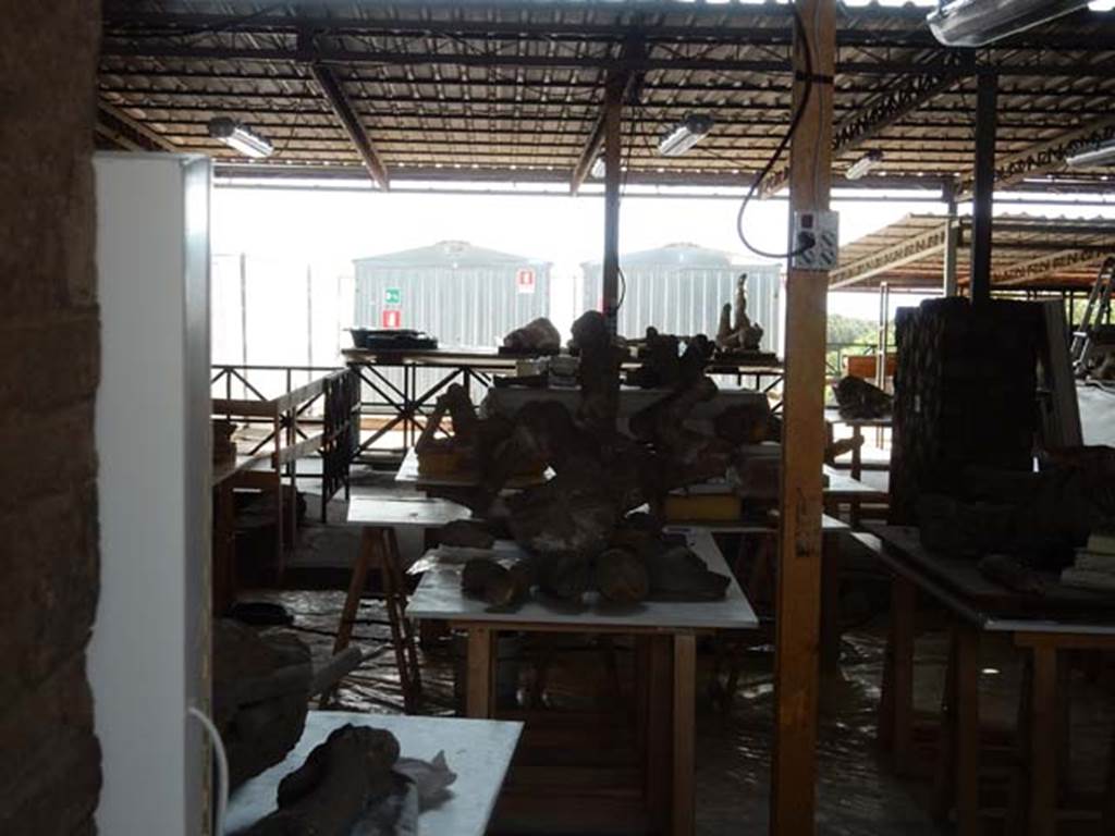 VI.17.42 Pompeii. May 2015. Looking west. Photo courtesy of Buzz Ferebee.