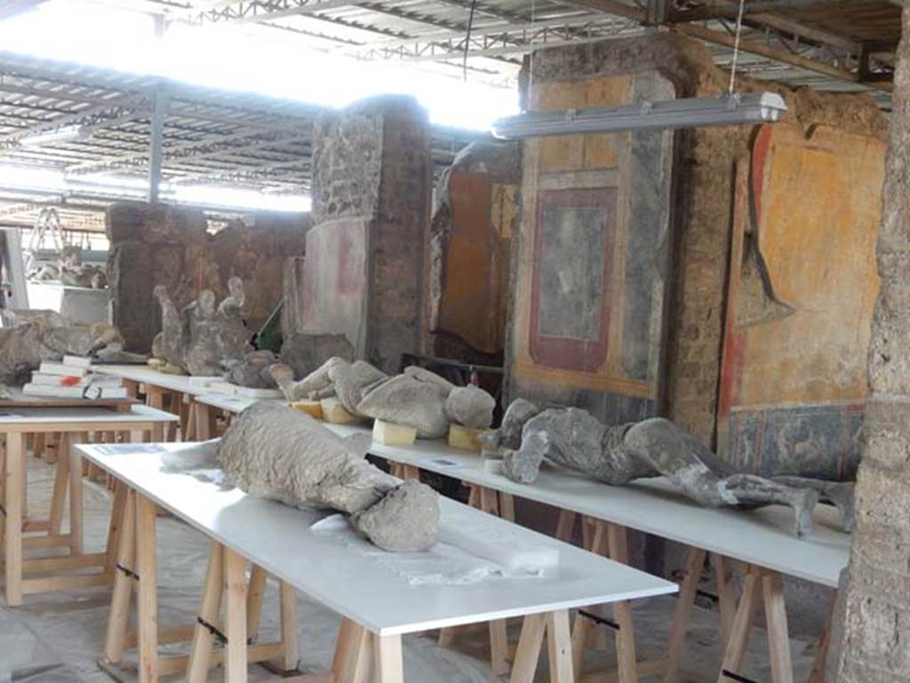 VI.17.42 Pompeii. May 2015. Body-casts on north side of atrium. In the centre is the doorway to cubiculum 7. Photo courtesy of Buzz Ferebee.