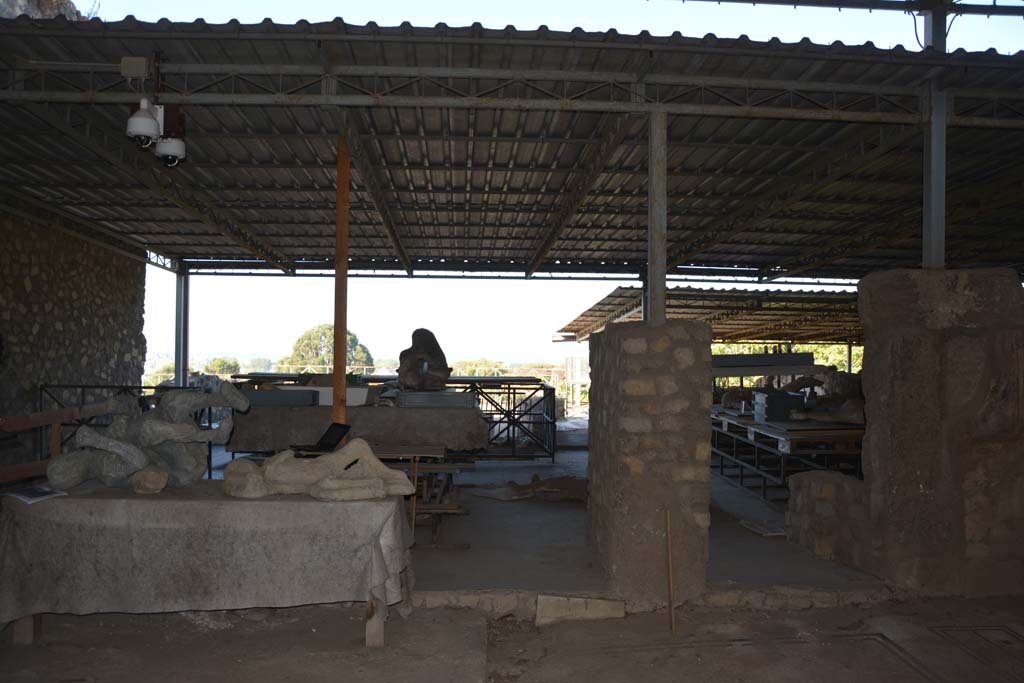 VI.17.42 Pompeii. September 2019. Looking west from atrium.
Foto Annette Haug, ERC Grant 681269 DÉCOR.
