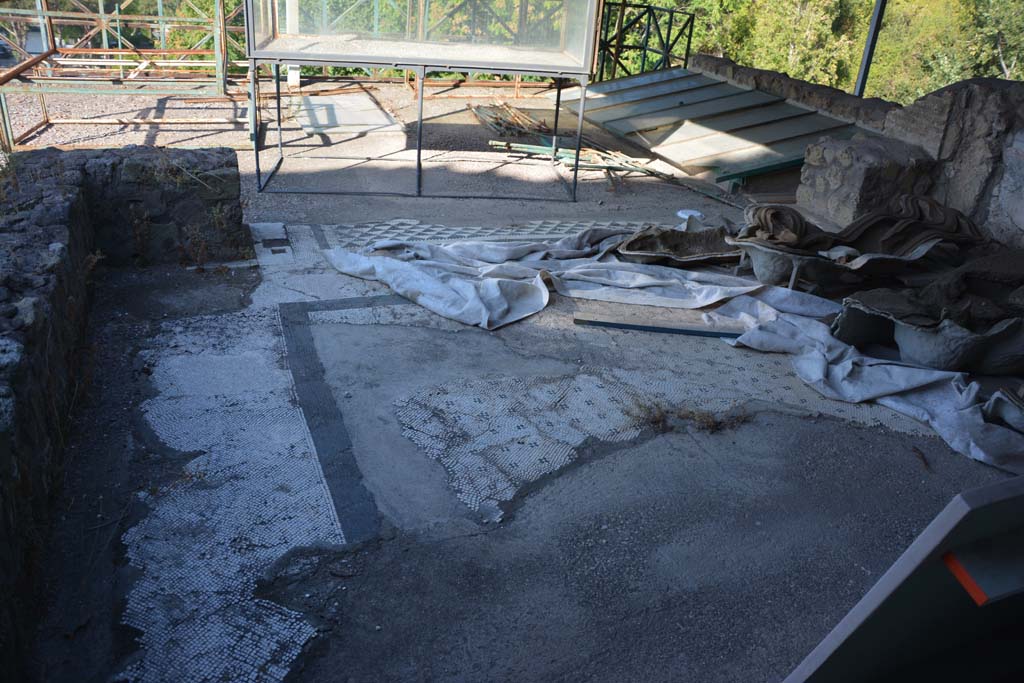 VI.17.42 Pompeii. September 2019. Room 11, looking west across black and white mosaic floor.
This room would have had a panoramic view across to the sea, and had a rich decoration in IV Style.
Foto Annette Haug, ERC Grant 681269 DÉCOR.
