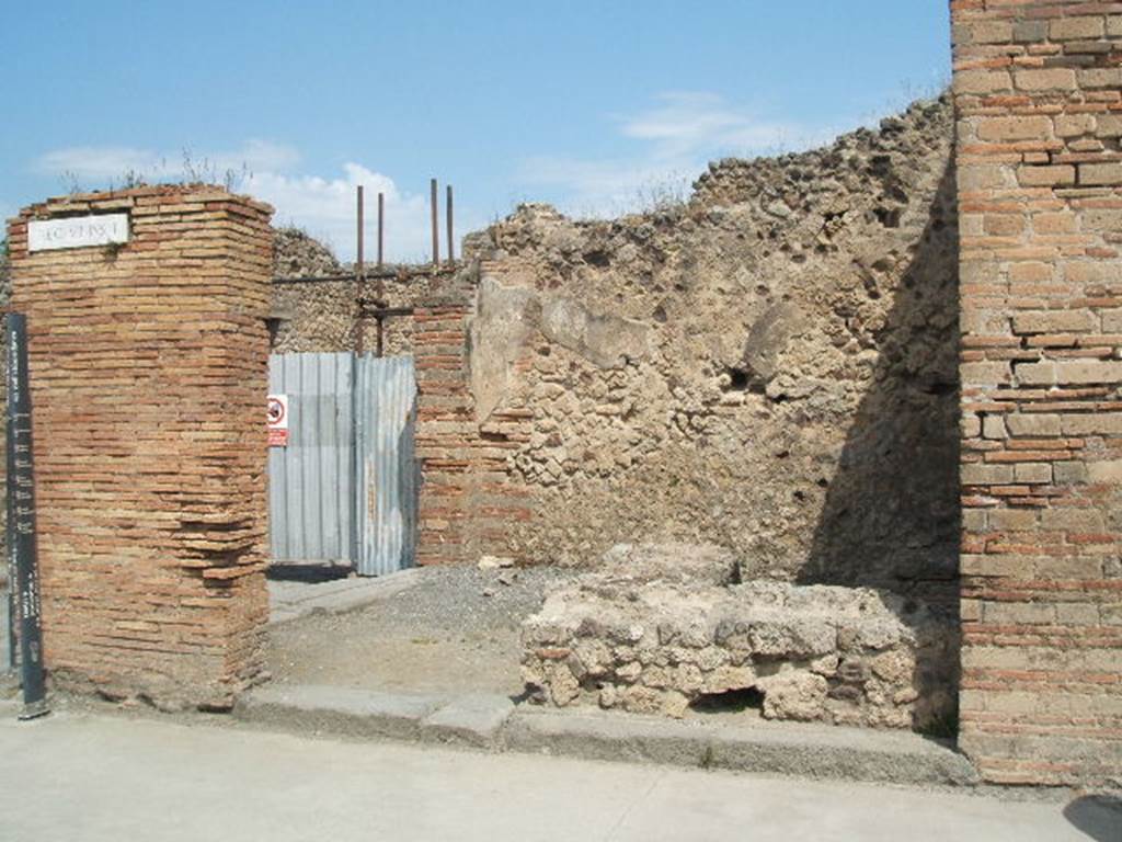 VII.1.1 Pompeii. May 2005. Entrance on Via dell�Abondanza. Looking north-west towards other entrance at  VII.1.62.