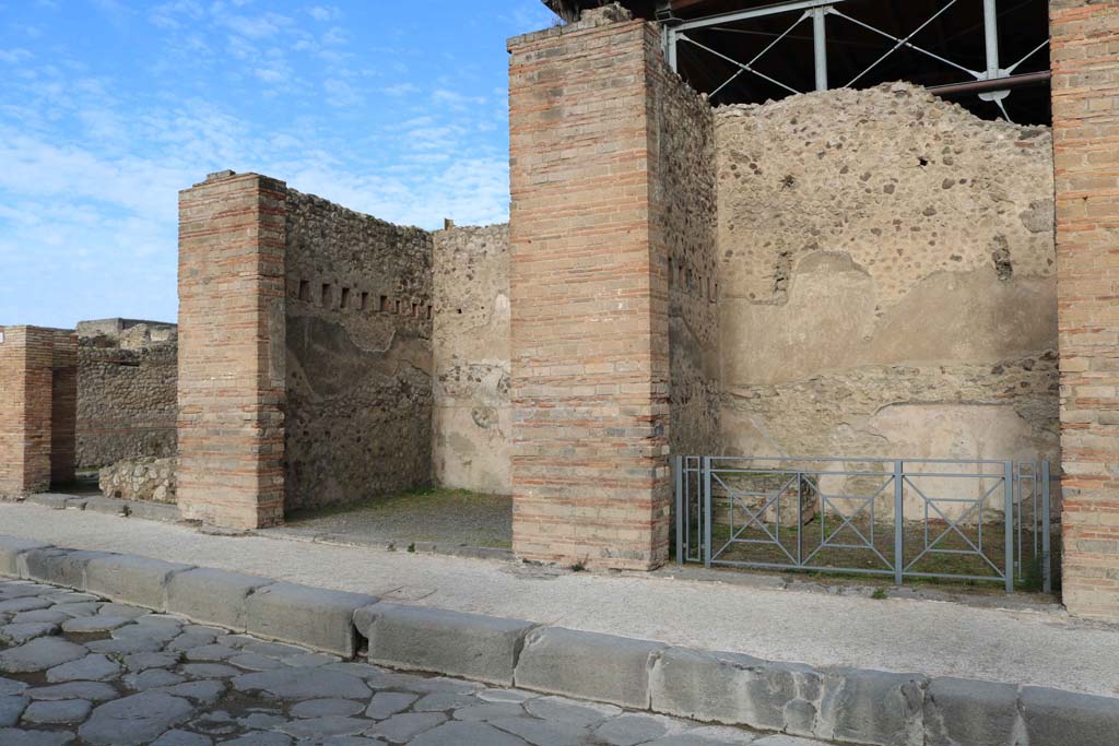 VII.1.1 Pompeii, on left, VII.1.2, centre, and VII.1.3, on right. December 2018. 
Looking north on Via dell�Abbondanza. Photo courtesy of Aude Durand.


