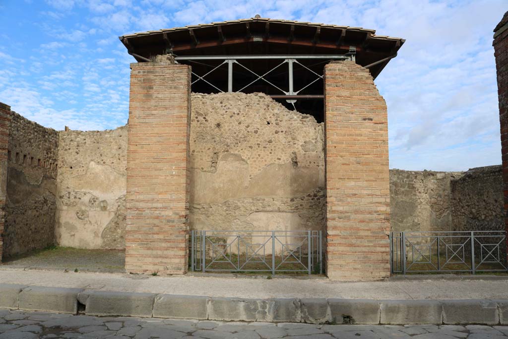 VII.1.3, Pompeii, in centre, with VII.1.2, on left, and VII.1.4, on right. December 2018. 
Looking north on Via dell�Abbondanza. Photo courtesy of Aude Durand.
