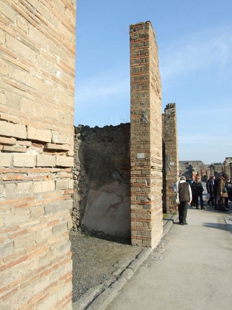 VII.1.3 Pompeii. December 2007. Entrance on Via dell� Abbondanza, looking east..