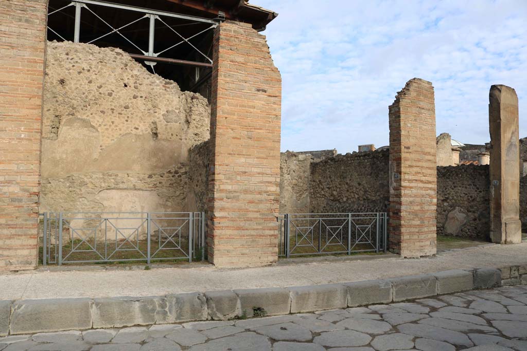 VII.1.4, Pompeii, in centre, VII.1.3, on left, and VII.1.5, on right. December 2018. 
Looking north on Via dell�Abbondanza. Photo courtesy of Aude Durand.
