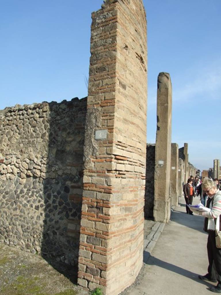 VII.1.4 Pompeii.  Shop.  December 2007.  East side of entrance on Via dell� Abbondanza.