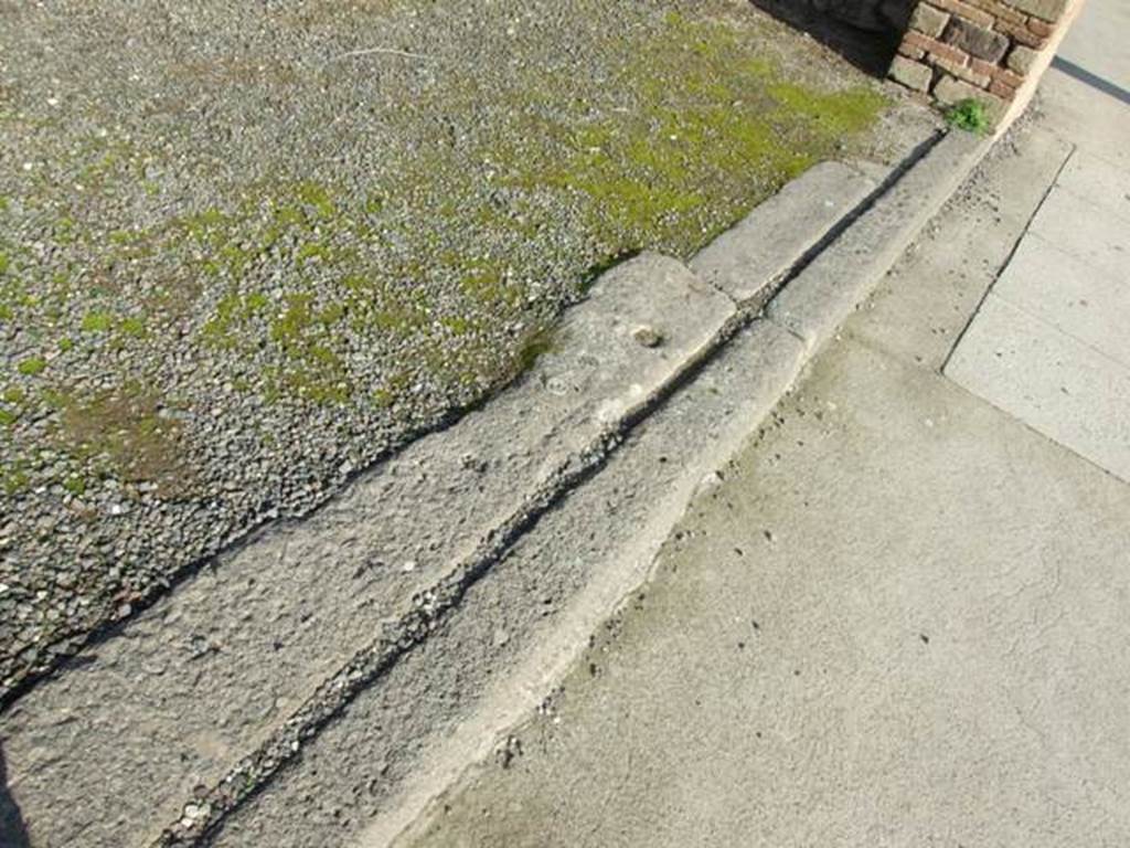 VII.1.4 Pompeii.  Shop.  December 2007.  Sill.