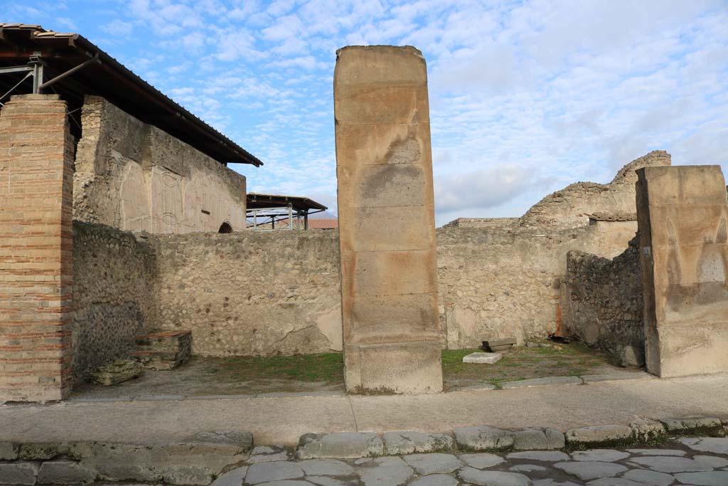VII.1.6, Pompeii, on right, VII.1.5, on left. December 2018. Looking north on Via dell�Abbondanza. Photo courtesy of Aude Durand.
