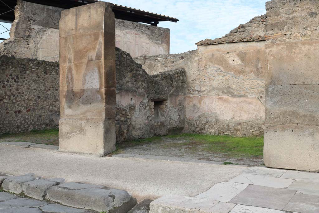 VII.1.7, Pompeii. December 2018. Looking north-west to entrance doorway on Via dell�Abbondanza. Photo courtesy of Aude Durand.

