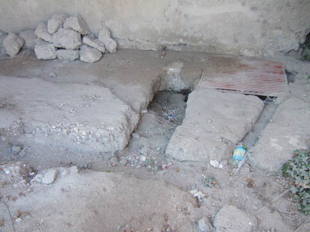 VII.1.8 Pompeii. December 2006. Room R, bowling players� room, floor.