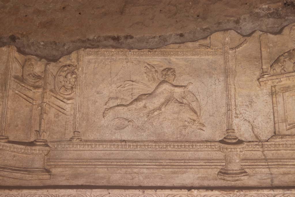 VII.1.8 Pompeii. September 2017. Detail of plaster from north end of east wall of men’s changing room 2. Photo courtesy of Klaus Heese. 