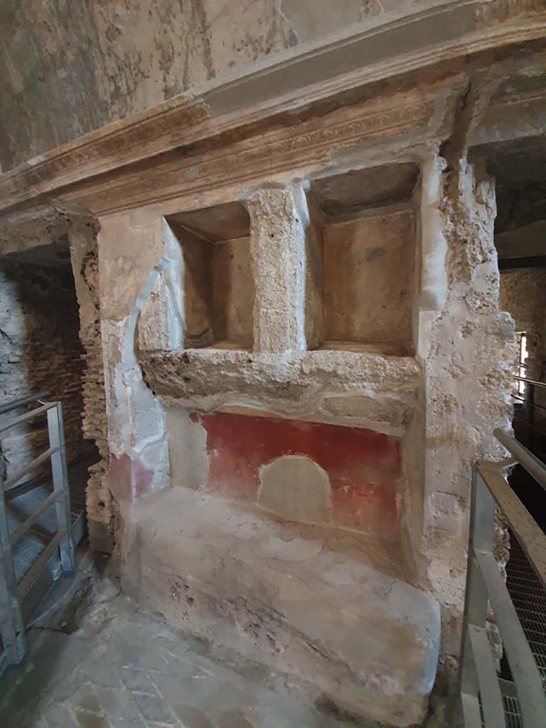 VII.1.8 Pompeii. July 2021. Detail of bench and niche for belongings in south wall between doorways.
Foto Annette Haug, ERC Grant 681269 D�COR
