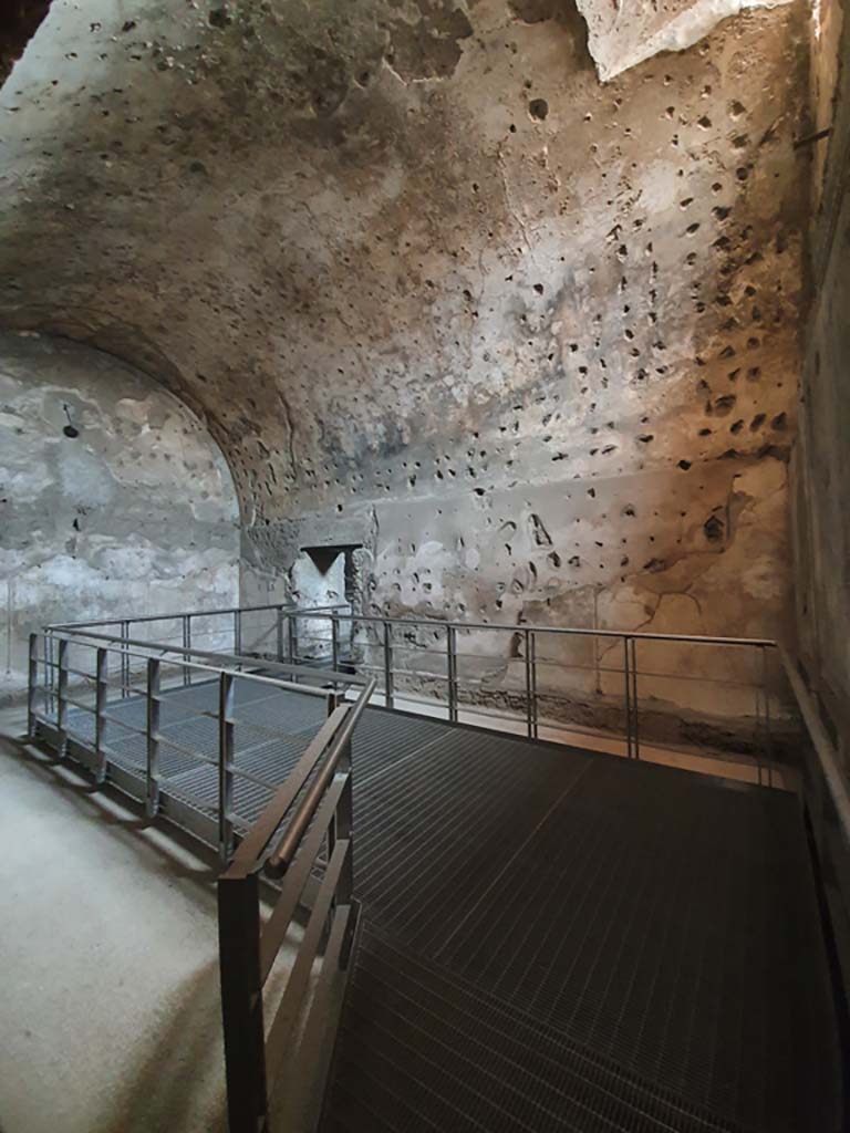 VII.1.8 Pompeii. July 2021. Looking south-east across tepidarium 10, from changing room 11.  
Foto Annette Haug, ERC Grant 681269 D�COR

