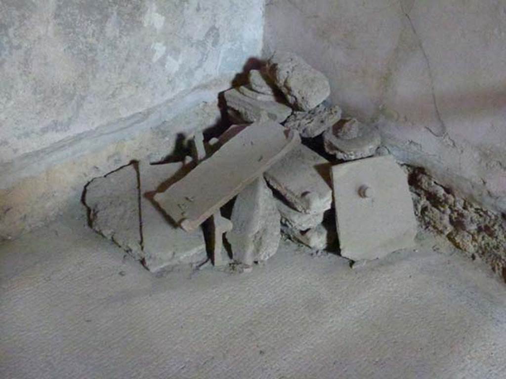 VII.1.8 Pompeii. June 2012. South-east corner of tepidarium 10, with broken �tegulae mammatae�. Photo courtesy of Michael Binns.
