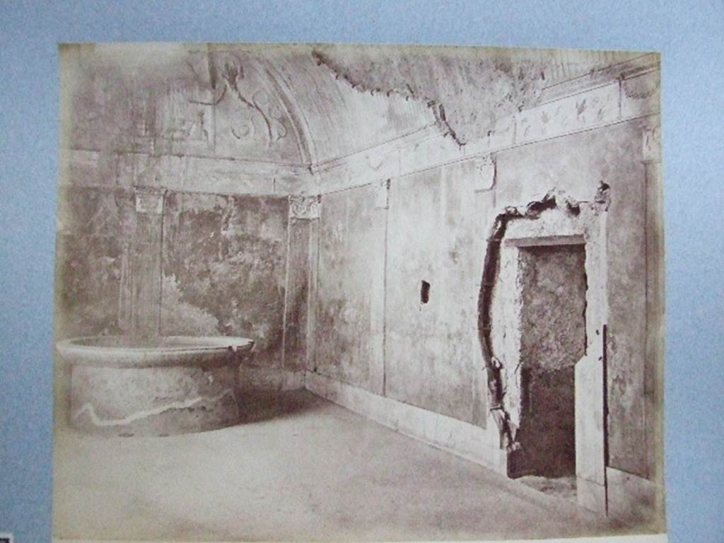 VII.1.8 Pompeii. Stabian Baths, women�s baths, looking west in caldarium 9. Old undated photograph courtesy of the Society of Antiquaries, Fox Collection.