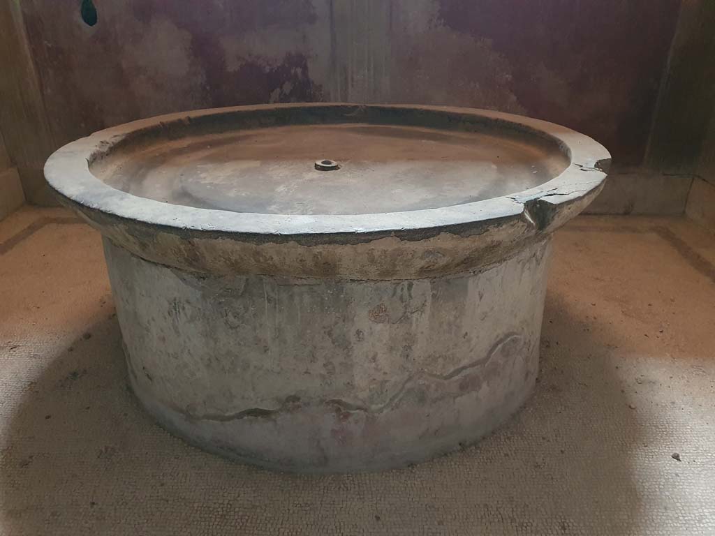 VII.1.8 Pompeii. July 2021. Caldarium 9, labrum in caldarium 9 of women�s baths.
Foto Annette Haug, ERC Grant 681269 D�COR
