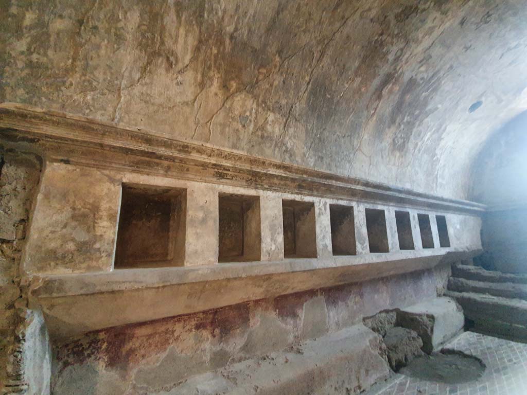 VII.1.8 Pompeii. July 2021. Looking west along south wall in women�s apodyterium (changing room) 11.
Foto Annette Haug, ERC Grant 681269 D�COR
