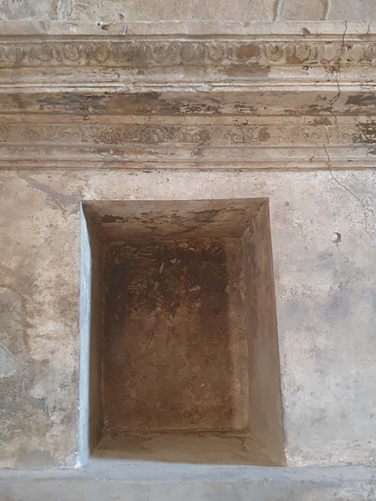 VII.1.8 Pompeii. July 2021. Detail of decoration on niches for clothing.
Foto Annette Haug, ERC Grant 681269 D�COR
