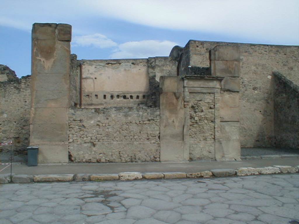 View of outside of Stabian Baths taken from outside VIII.4.13 on opposite side. September 2004. Looking across Via dell’Abbondanza to two blocked doorways. (Strada d’Olconio 21a and 21)

