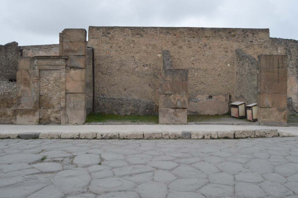VII.1.10, Pompeii, centre left. March 2019. 
Looking north on Via dell�Abbondanza, towards blocked doorway, on left, and VII.1.11, on right.
Foto Taylor Lauritsen, ERC Grant 681269 D�COR.
