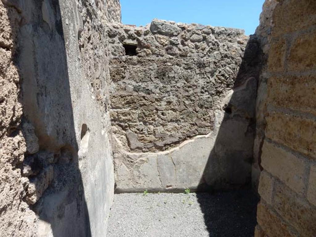 VII.1.25 Pompeii. May 2017. Looking east through doorway into small room/cupboard 25 on south side of entrance corridor.
Photo courtesy of Buzz Ferebee.
According to Niccolini –
The signs of many holes in the walls of the room No. 4, (our 25), point out that here were fixed several shelves placed to store unknown objects.
It seems to us this little room was too far from the kitchen of the house at VII.1.46, to be able to believe it was used as a room for serving up, as was the opinion of Sig. Minervini. Here at the height of approx. 4.5metres four skeletons were found, and a fifth was lying across a tunnel made in the wall that divides this from the adjoining room No. 5 (our 26).
(“I segni di molti buchi operati sulle pareti della stanzetta no.4, (nostro numero 25), additano che ivi eran collocati vari scaffali atti a riporvi chi sa quali oggetti. A noi sembra questa stanzetta troppo lungi dalla cucina della casa no.16 (forse ambiente 16) per poterla credere designata a servir di dispensa come opinasi dal sig. Minervini.  Quivi all’altezza di palmi 17 si rinvennero quattro scheletri, ed un quinto era giacente attraverso un traforo fatto nel muro che divide questa con la contigua stanzetta no.5.”)
See Niccolini F, 1854. Le case ed i monumenti di Pompei: Volume Primo. Napoli, Strada Stabiana, Casa numero 57, p.2.
