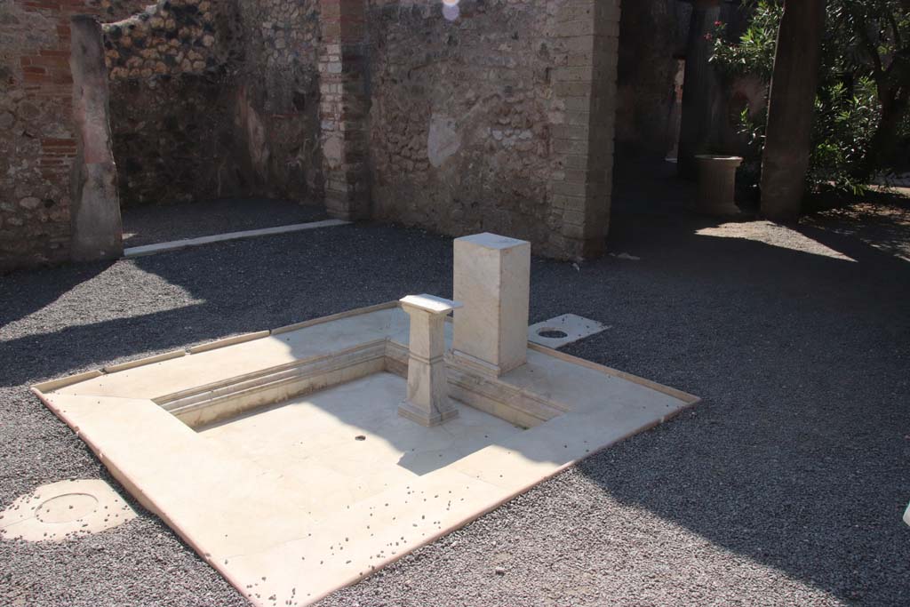 VI.1.25 Pompeii. September 2017. 
Looking south-west across impluvium towards doorway to Ala 30, on left, and peristyle 31, on right..
Photo courtesy of Klaus Heese.
