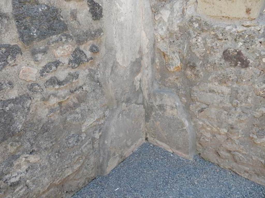 VII.1.25 Pompeii. May 2017. South-west corner of small room 28 in north-west corner of atrium.  Photo courtesy of Buzz Ferebee.
