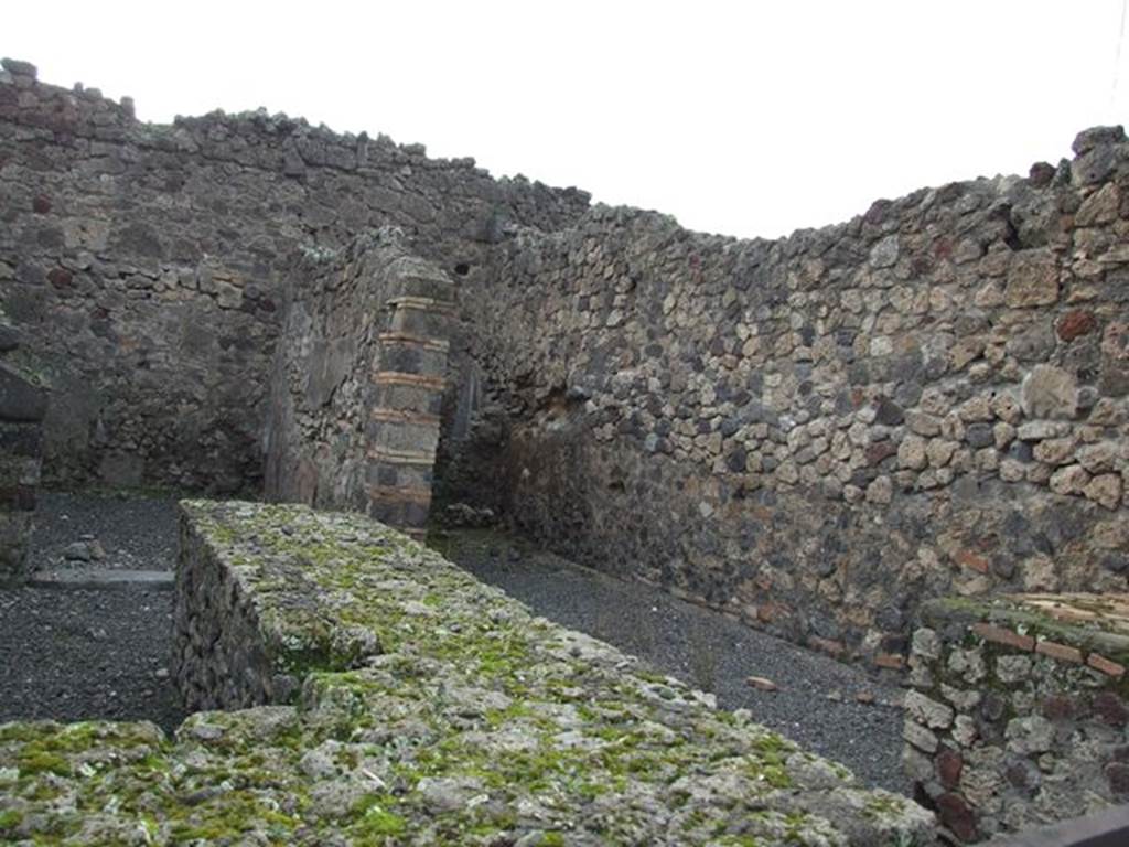 VII.1.32 Pompeii. December 2006. Looking across caupona counter and hearth.