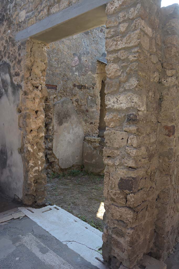 VII.1.40 Pompeii. September 2019. Doorway to room 13 in south-east corner of atrium.
Foto Annette Haug, ERC Grant 681269 DÉCOR.

