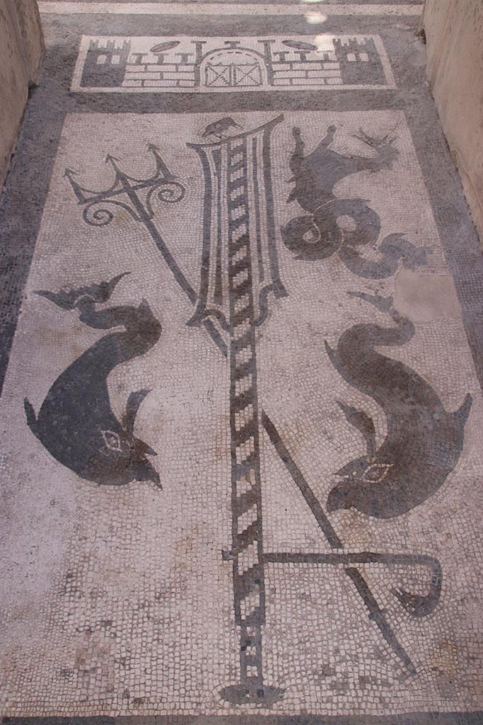 VII.1.40 Pompeii. October 2024.
Black and white mosaic in entrance vestibule/corridor. Photo courtesy of Klaus Heese.
