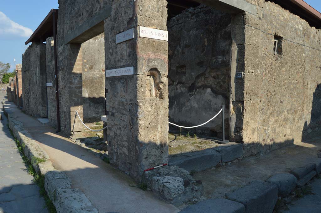 VII.1.42, Pompeii, on right. October 2018. 
Looking south-east towards entrances at junction between Via degli Augustali, on left, and Vicolo del Lupanare, on right.
Foto Taylor Lauritsen, ERC Grant 681269 D�COR.
