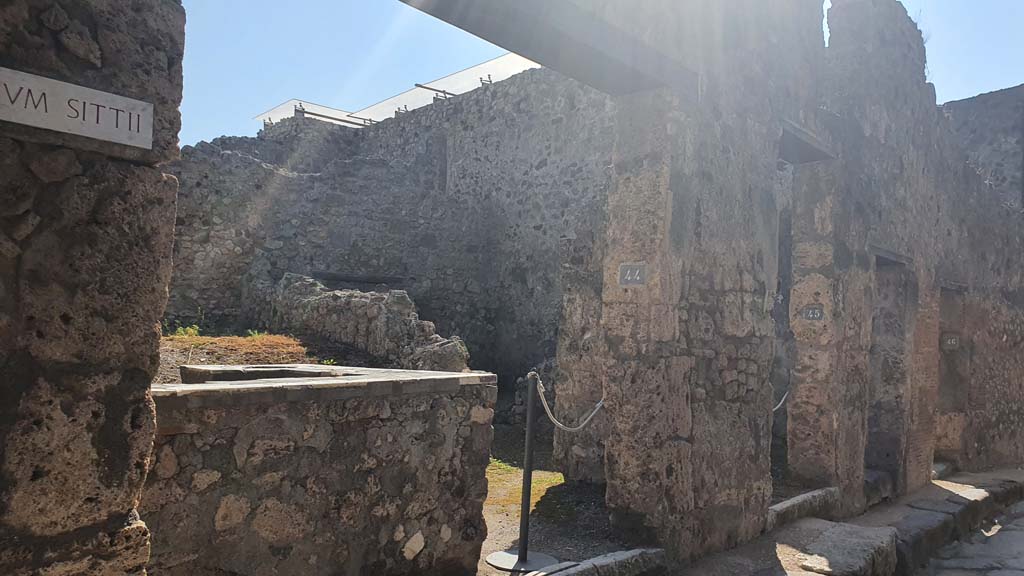 VII.1.44 Pompeii. July 2021. Looking south along east side of Vicolo del Lupanare.
Foto Annette Haug, ERC Grant 681269 D�COR.
